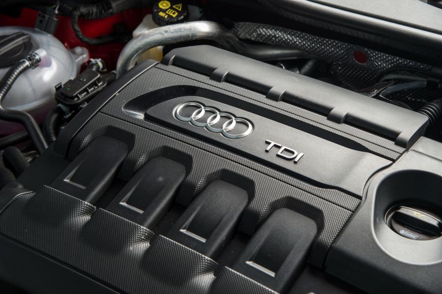 Моторный отсек Audi TT Roadster 2.0 TDI Ultra (8S) 2015 года  (UK) (фото 5 из 14)